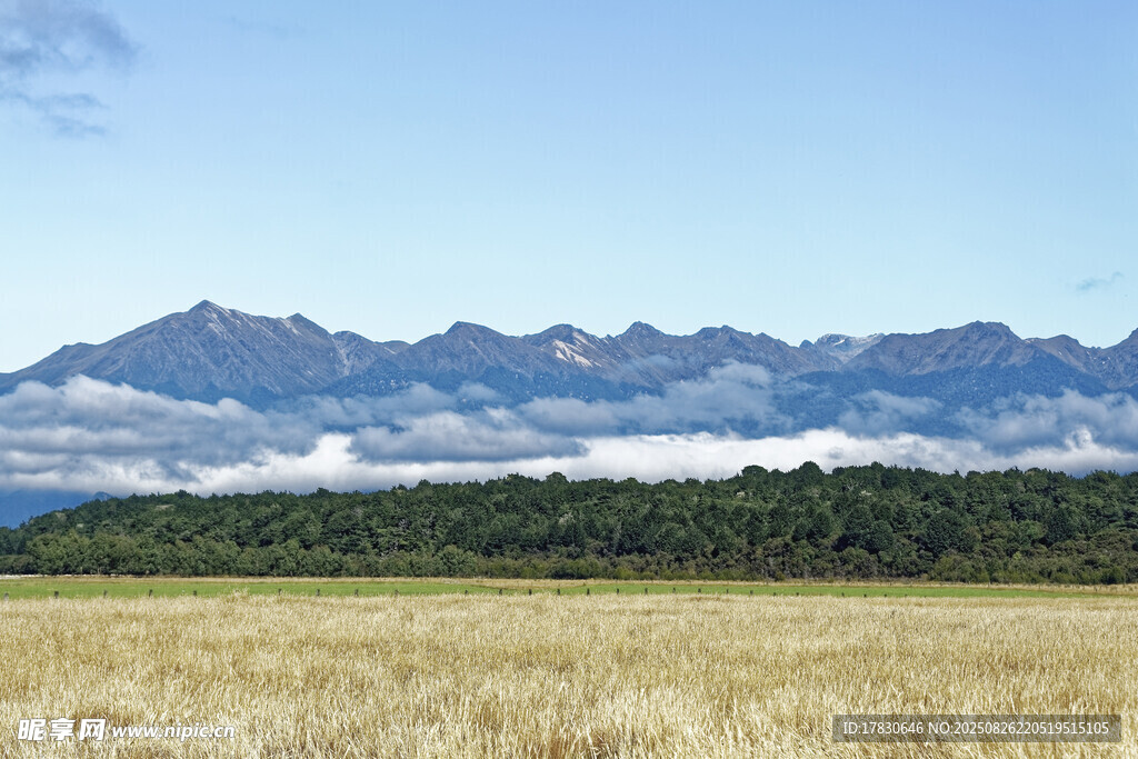 廣袤田野與遠(yuǎn)處山巒美景