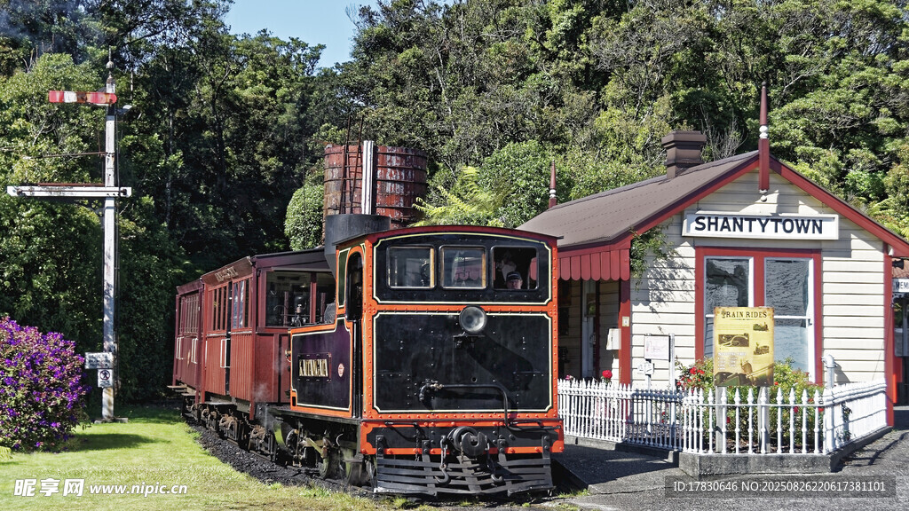 復(fù)古火車停靠在特色小屋旁