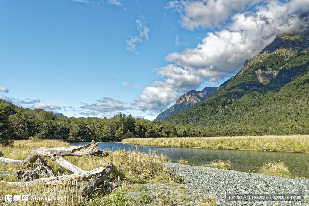 山間湖畔美景
