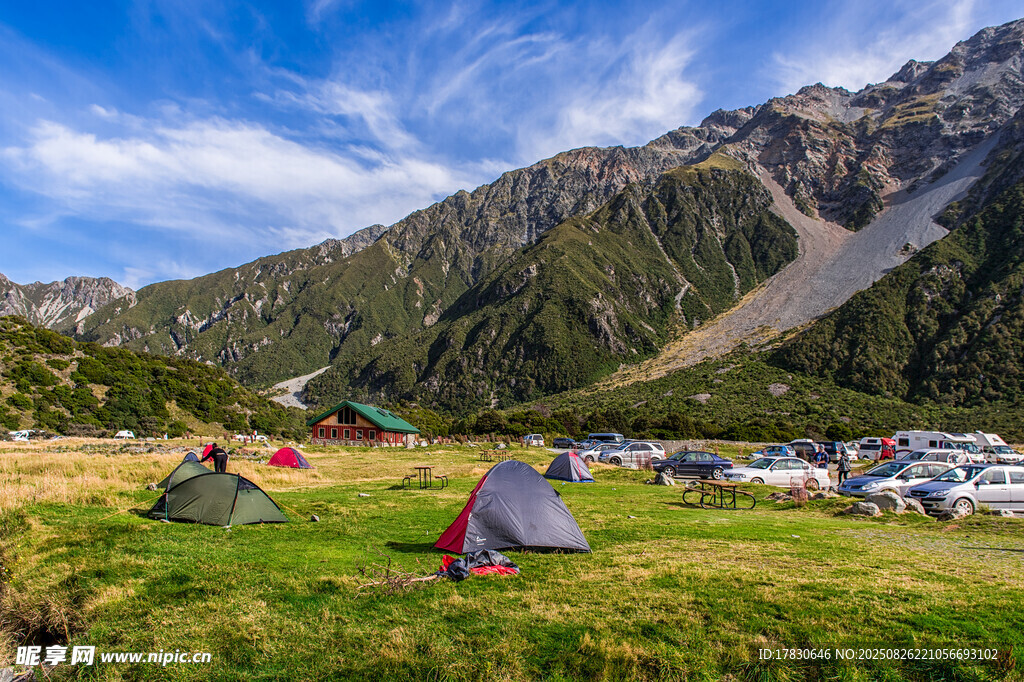山間草地露營美景