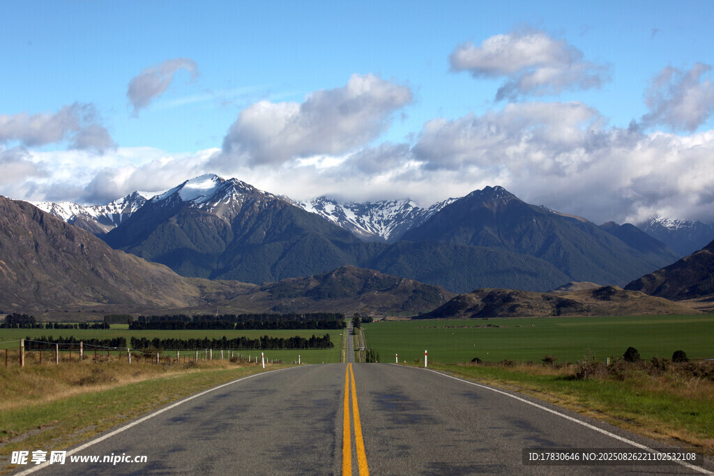公路伸向遠(yuǎn)方的壯麗山景