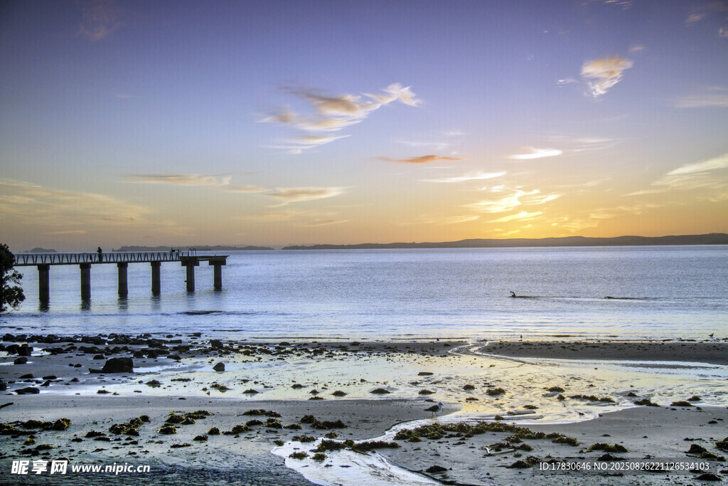 海邊日落時(shí)的棧橋美景