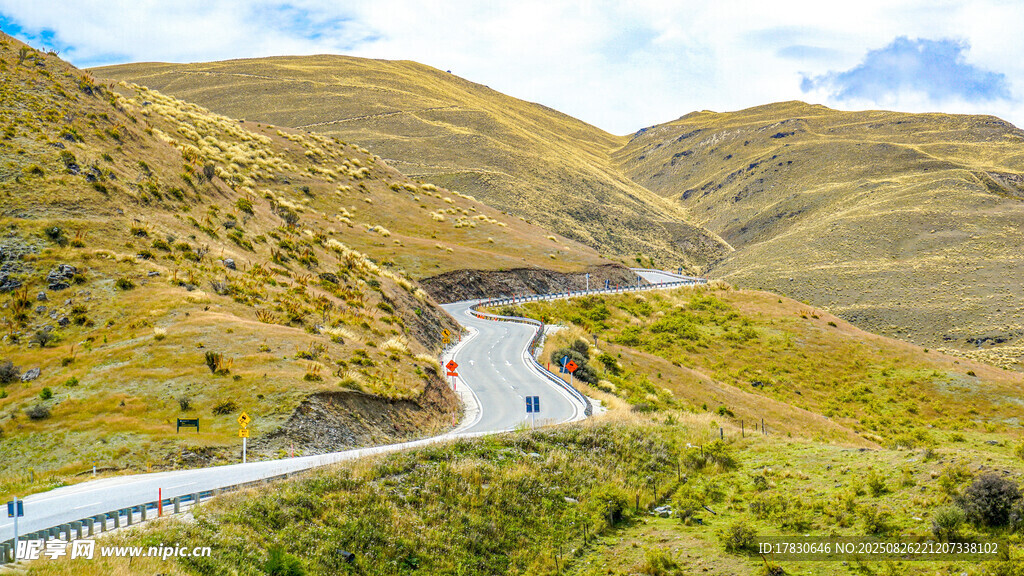 山間蜿蜒公路美景