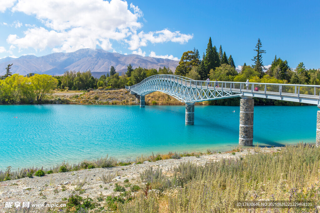 美麗藍(lán)湖與跨湖橋梁景觀
