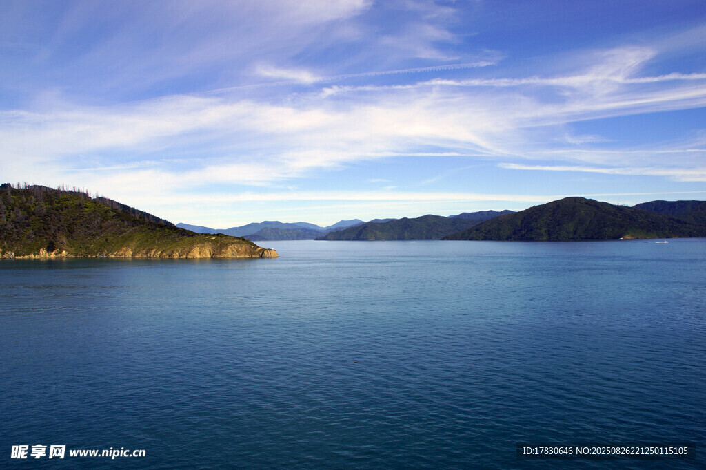 寧靜藍(lán)色湖面與遠(yuǎn)處山巒