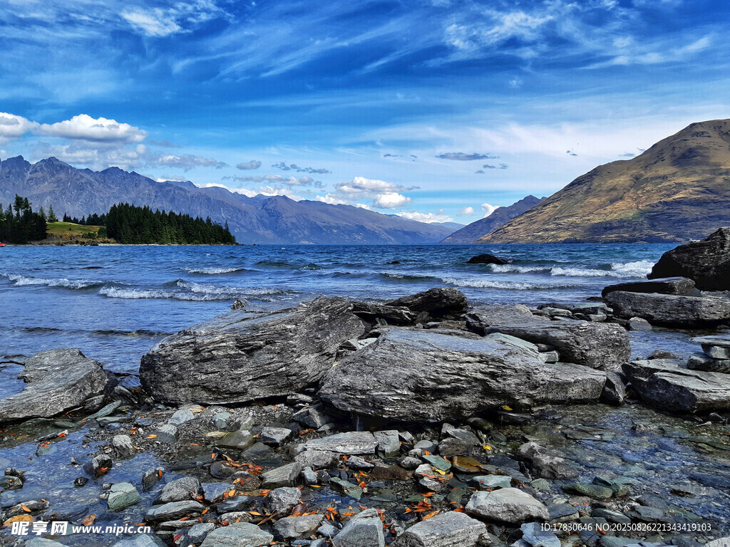湖畔巖石與遠處山巒美景