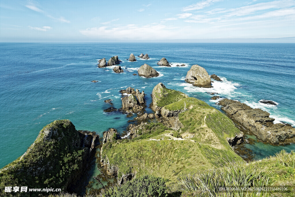 海岸邊嶙峋礁石與碧海