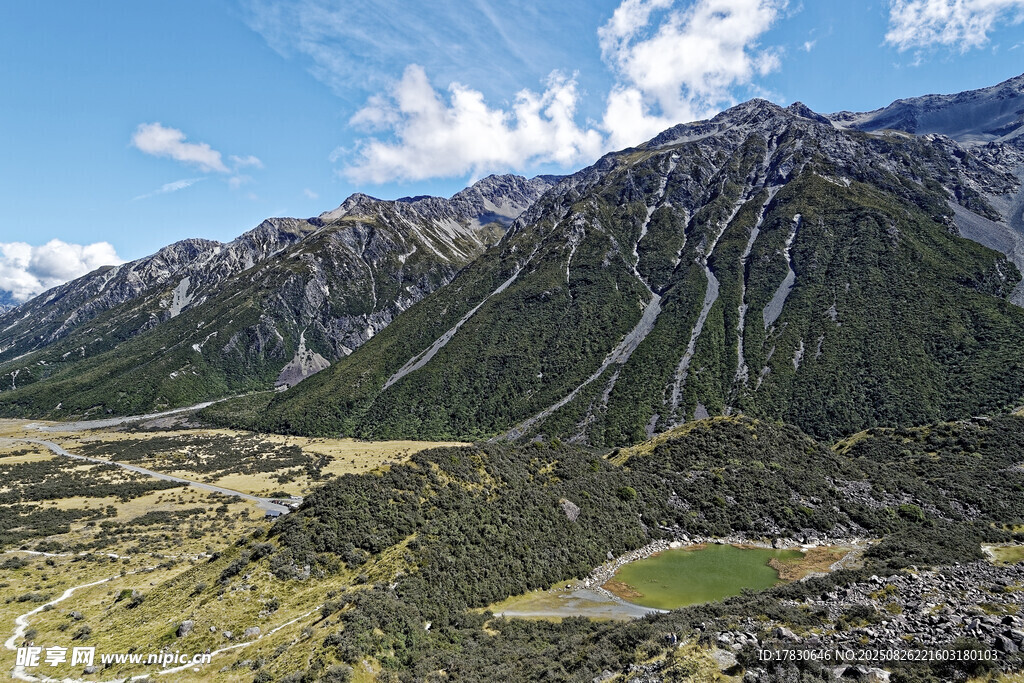 壯麗山巒間的開(kāi)闊谷地