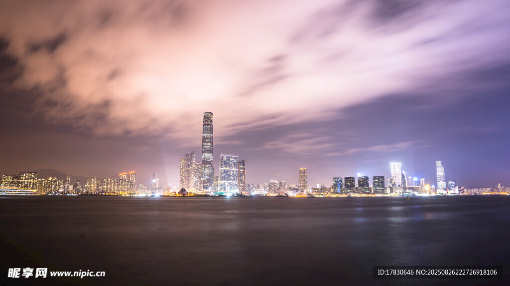 城市夜景璀璨燈光映照