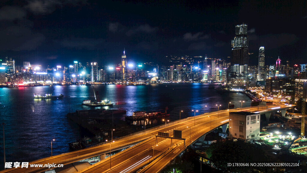 城市夜景中的璀璨橋梁與車流