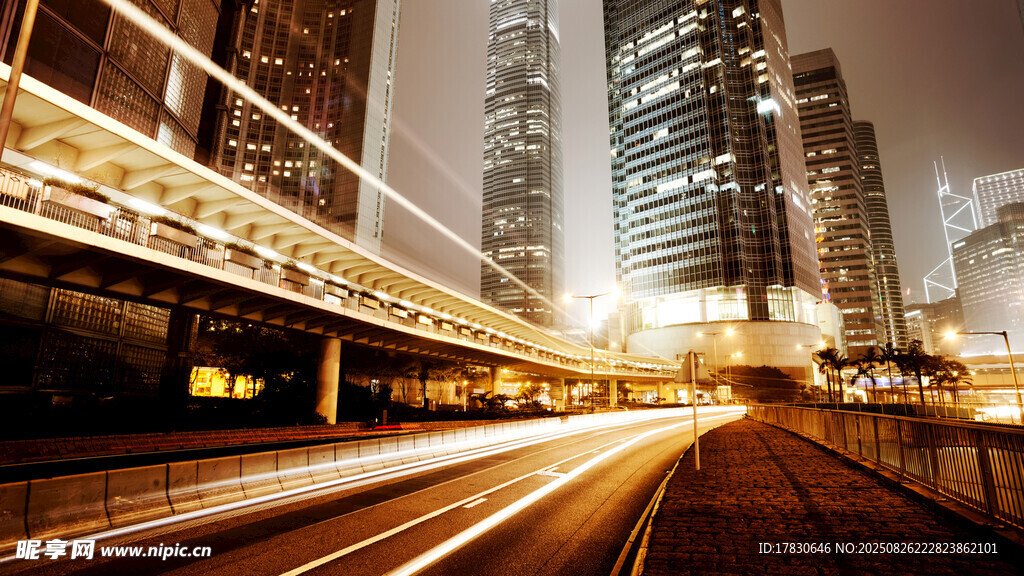 都市夜景中的車流與高樓
