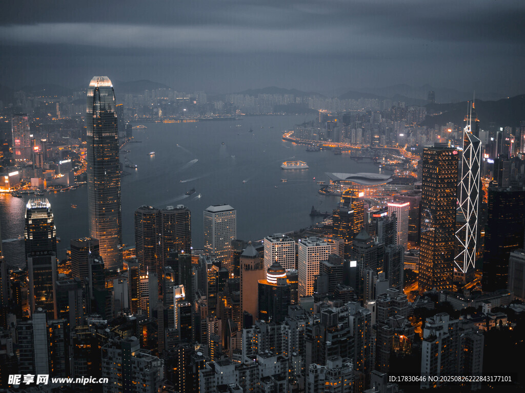 夜幕下的繁華都市景觀