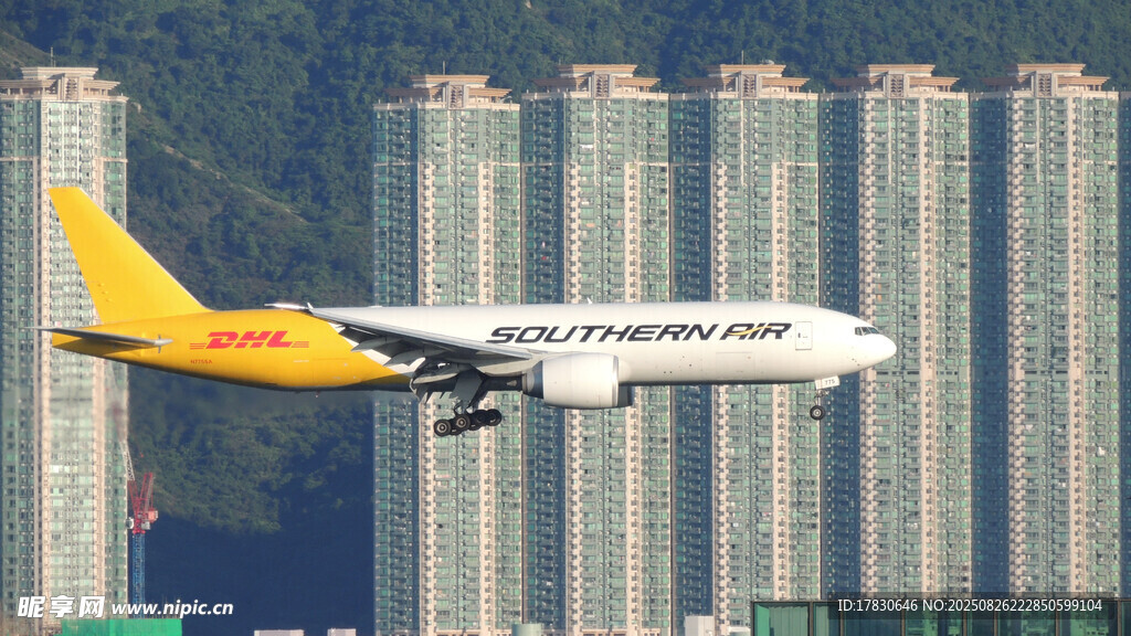 城市上空起飛的貨運飛機