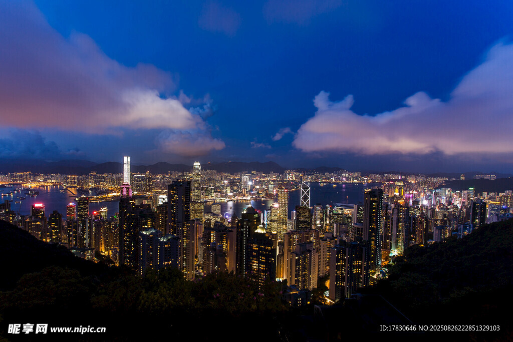 夜幕下的繁華都市景觀