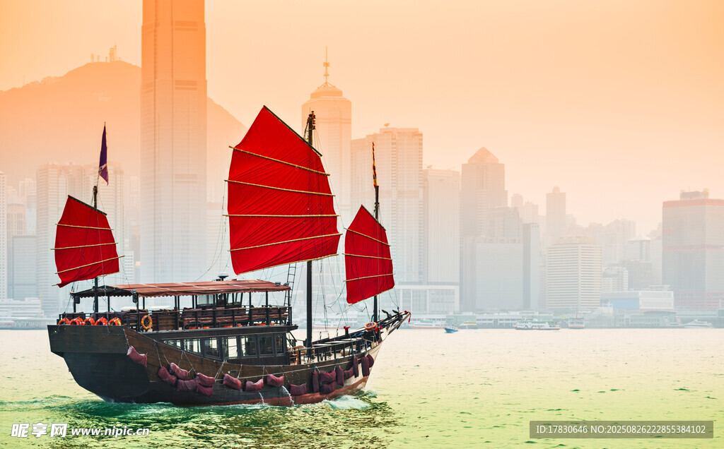 海上紅帆古船