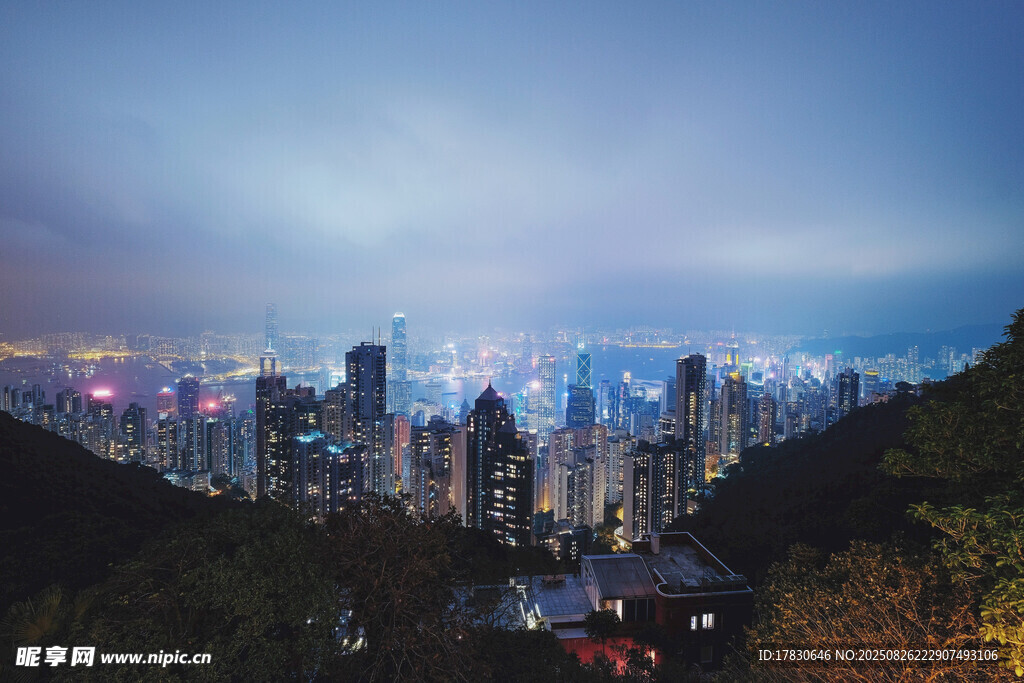 夜幕下的城市璀璨天際線