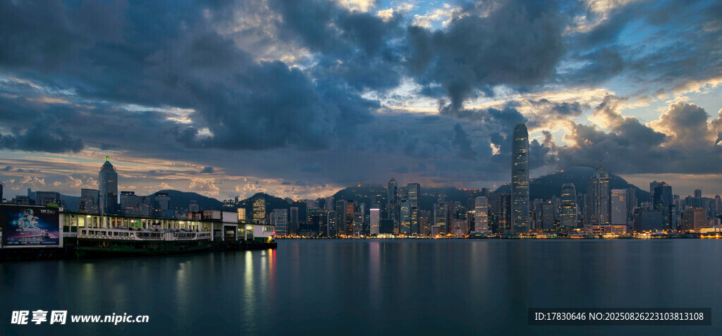 黃昏下的城市濱水夜景