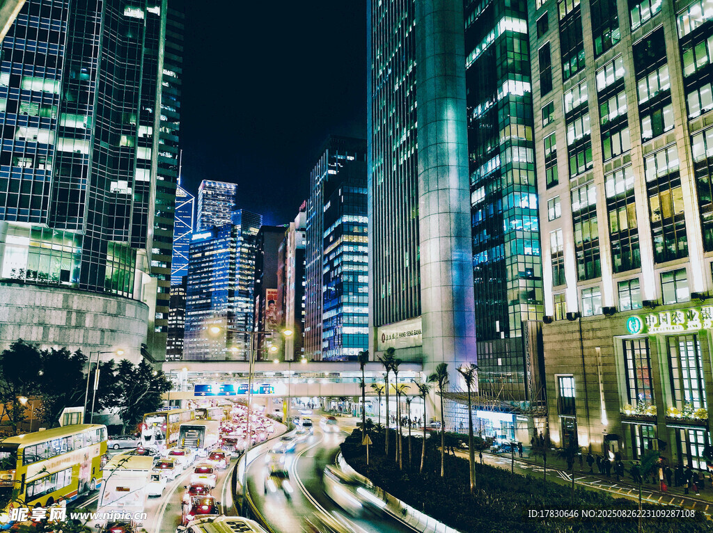 都市夜景下的繁華車(chē)流