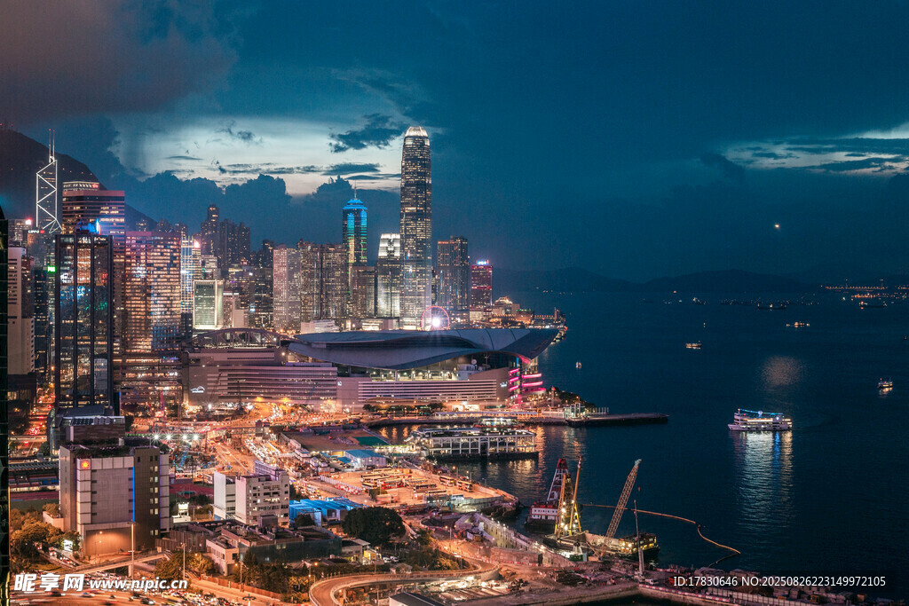 夜幕下璀璨的都市海港風(fēng)光