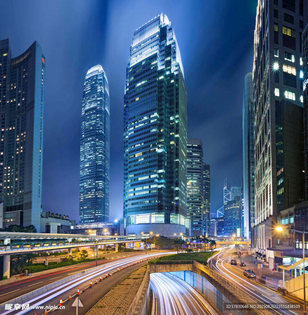 都市夜景中的繁華交通景象