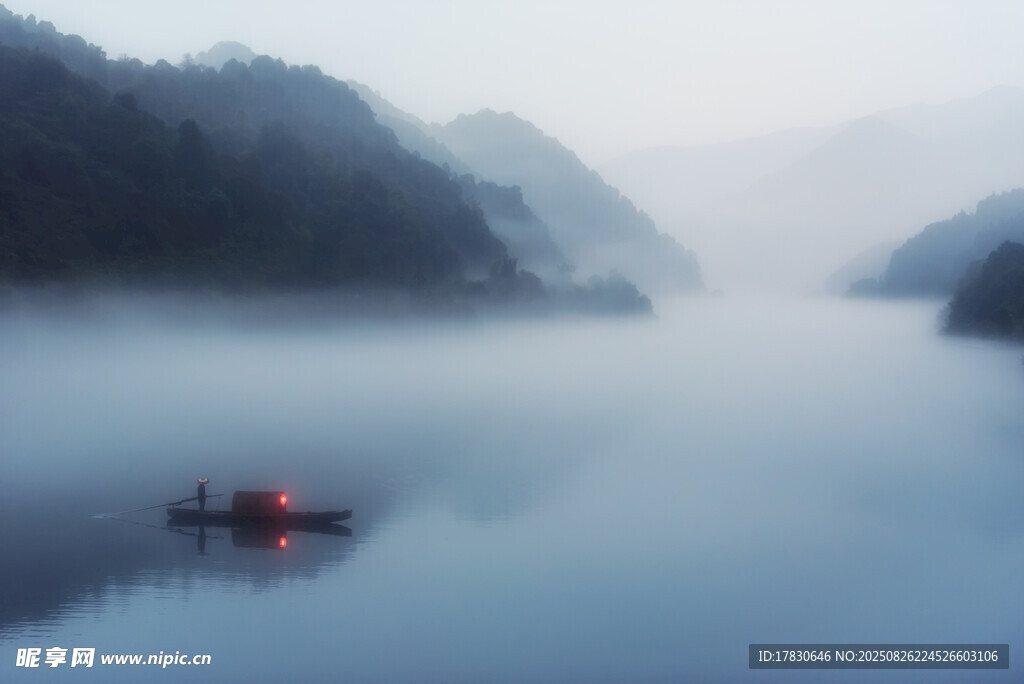 霧中江面孤舟靜謐之景