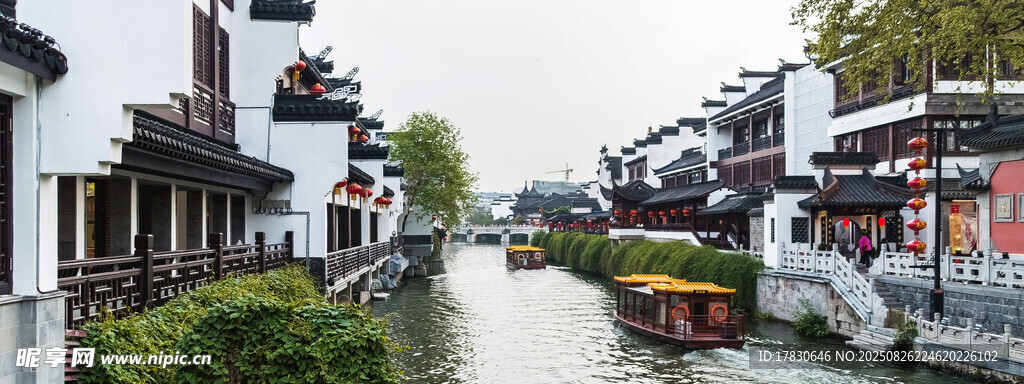 江南水鄉(xiāng)河道旁的傳統(tǒng)建筑