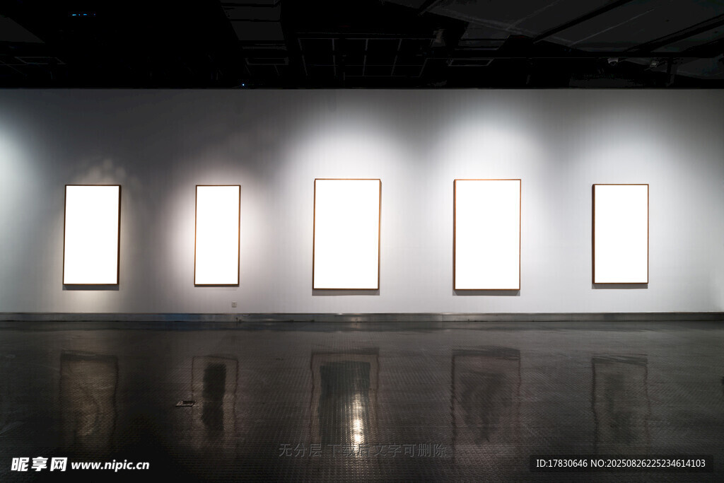 展廳內(nèi)的藝術(shù)畫(huà)作展示