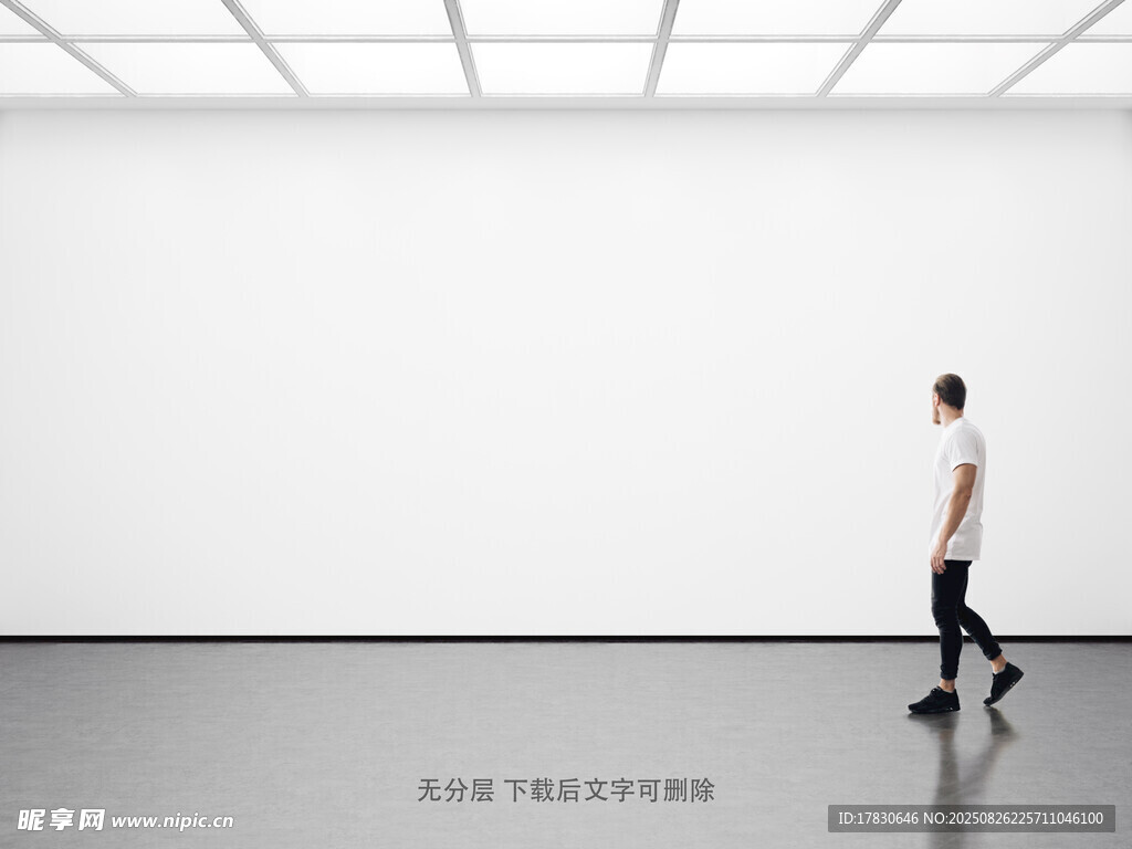 空曠展廳中獨(dú)自行走的人
