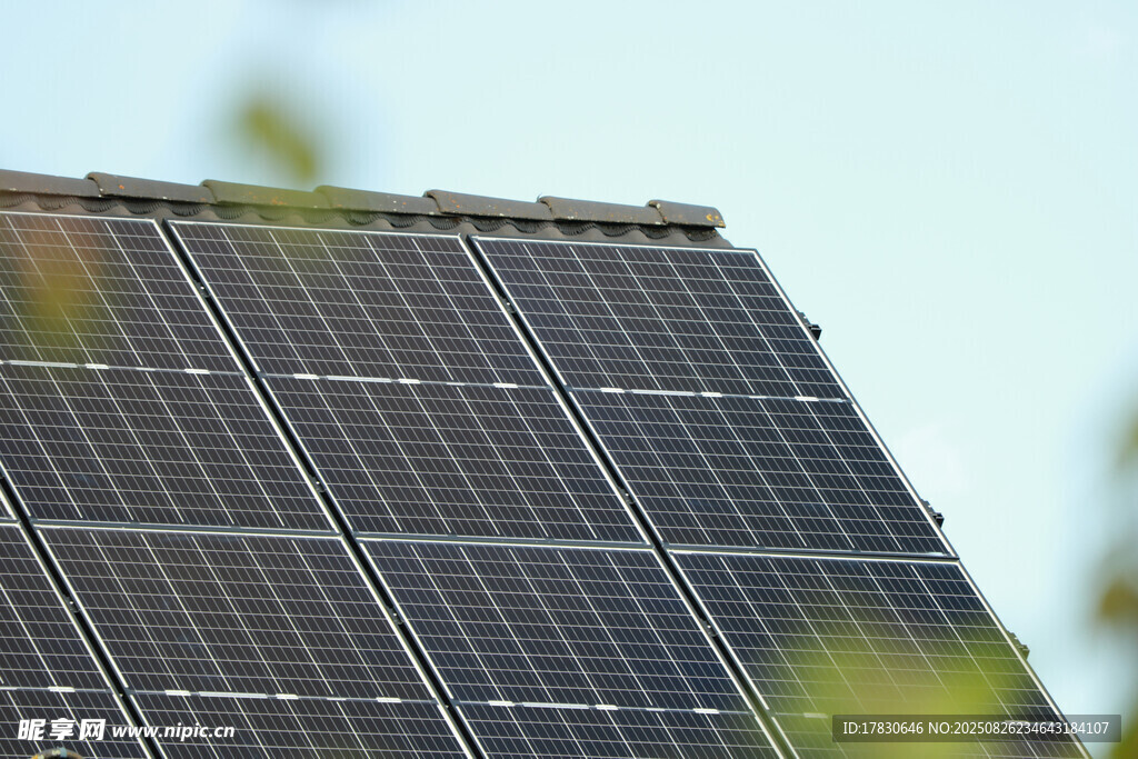 屋頂上的太陽能電池板