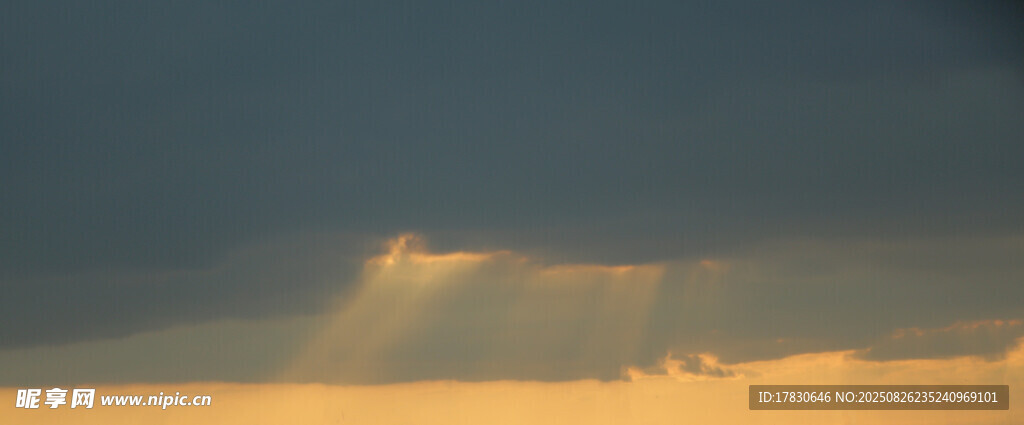 夕陽穿透云層灑下光芒