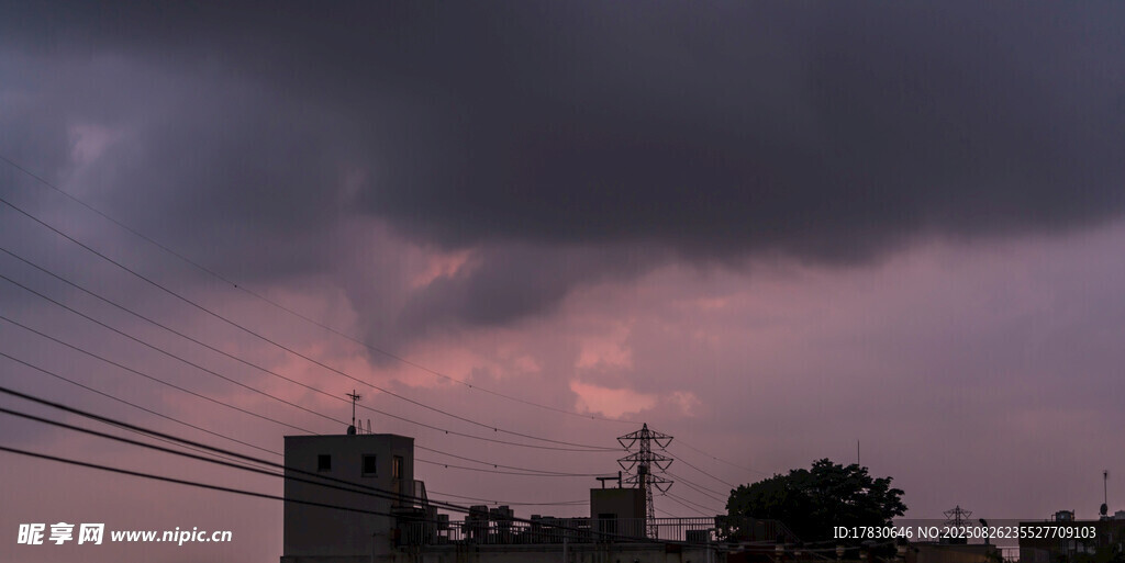 黃昏下城市與陰沉天空