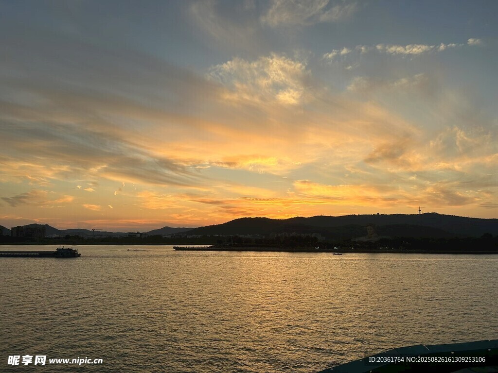 夕陽下的寧靜湖面美景