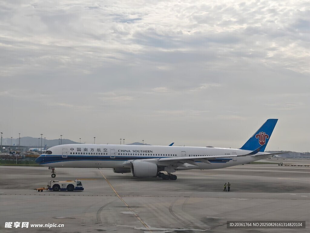 機場停機坪上的大型客機
