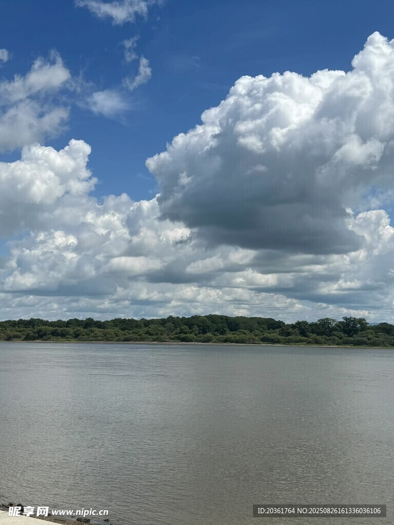 廣闊河畔藍(lán)天白云之景