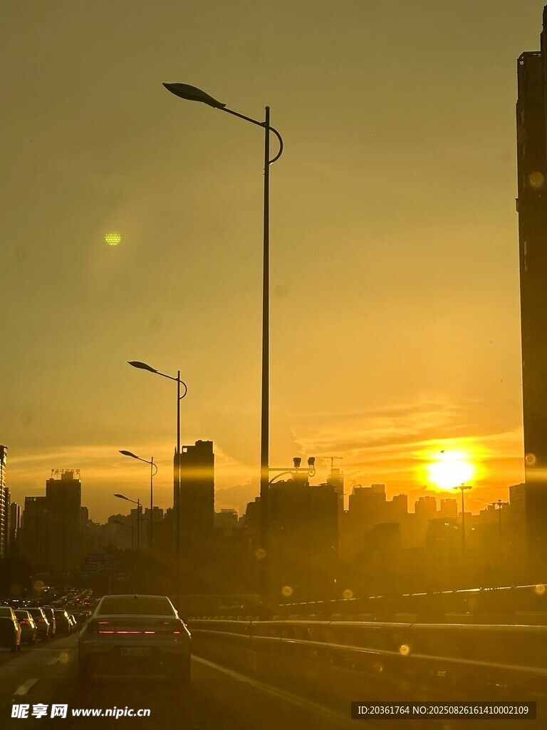 夕陽下路燈光影中的街道