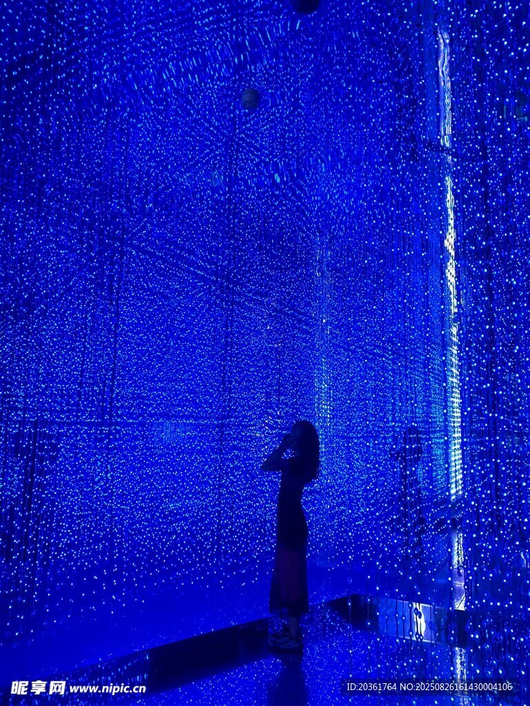 藍(lán)色空間中的孤獨(dú)身影