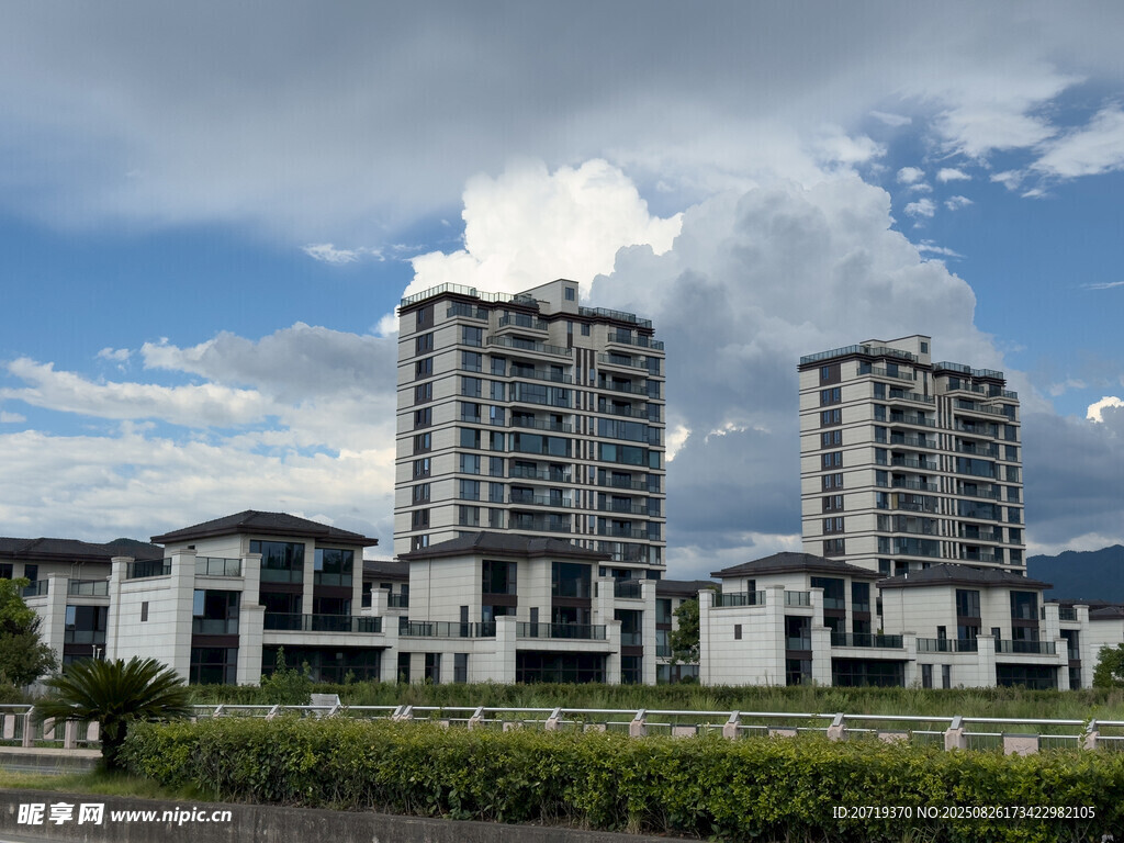 現(xiàn)代高層住宅與低層建筑景觀