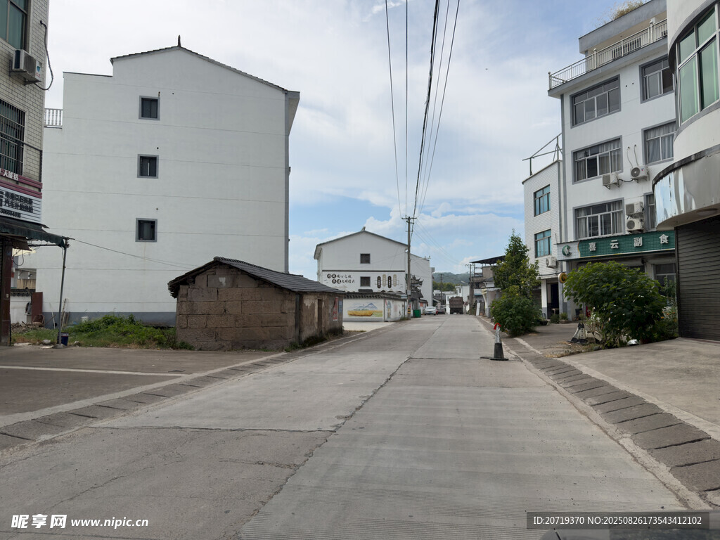 寧靜鄉(xiāng)村街道景象