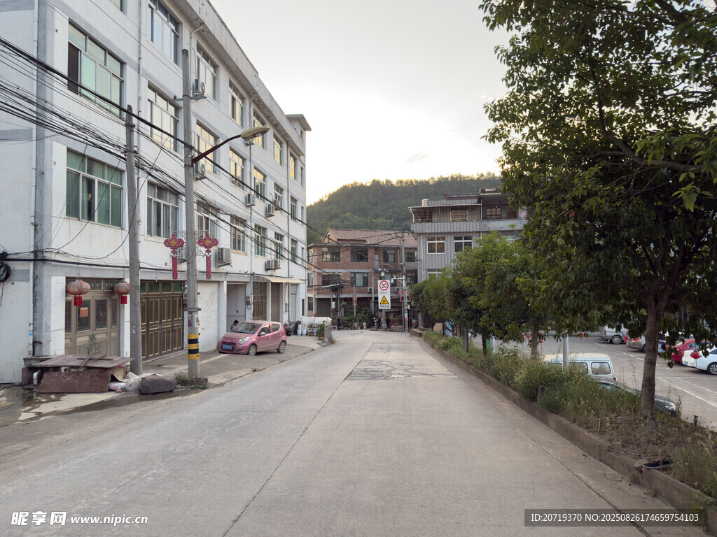 寧?kù)o小鎮(zhèn)街道景象