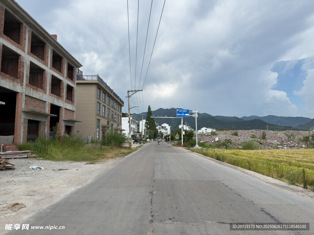 鄉(xiāng)村空曠道路旁的建筑