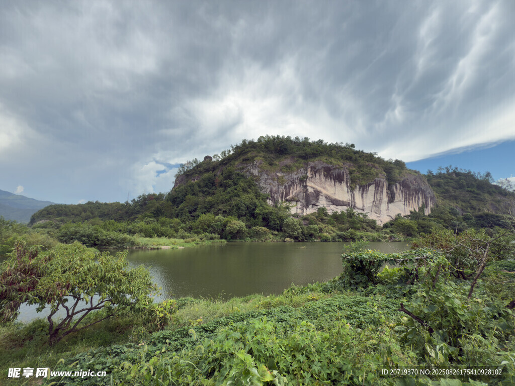 河邊的山