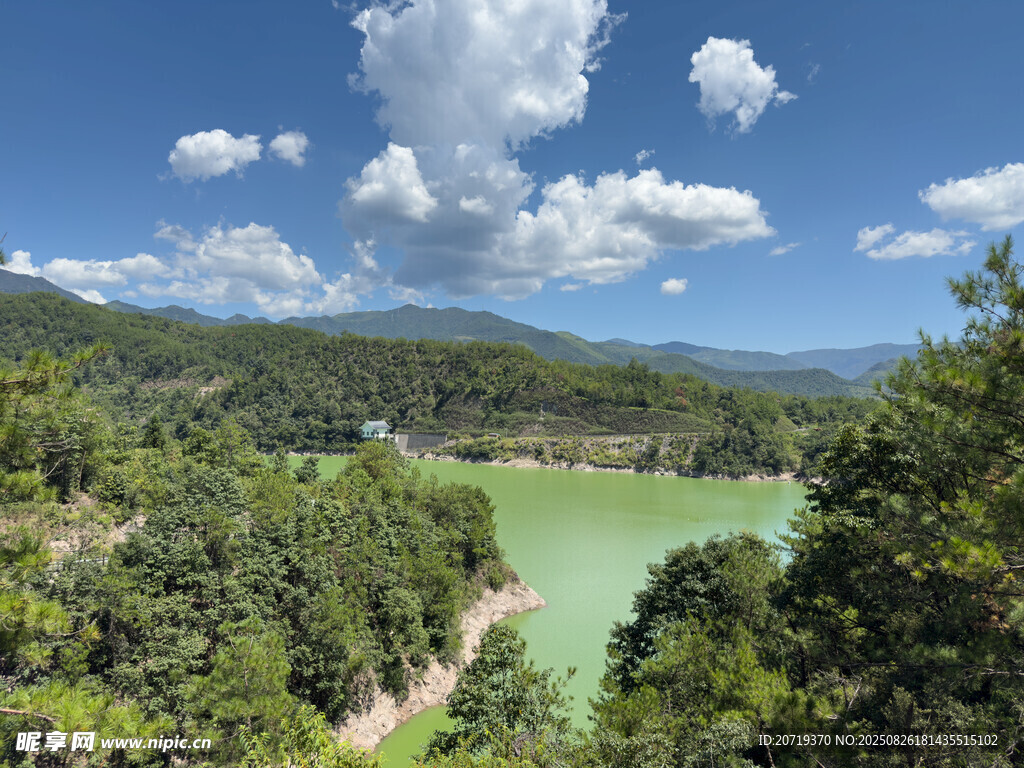 青山綠水間的秀麗湖景