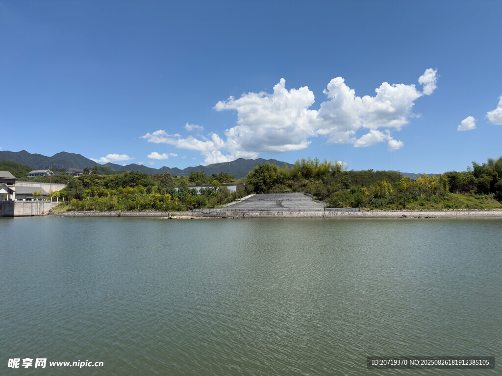 湖畔青山藍天美景如畫