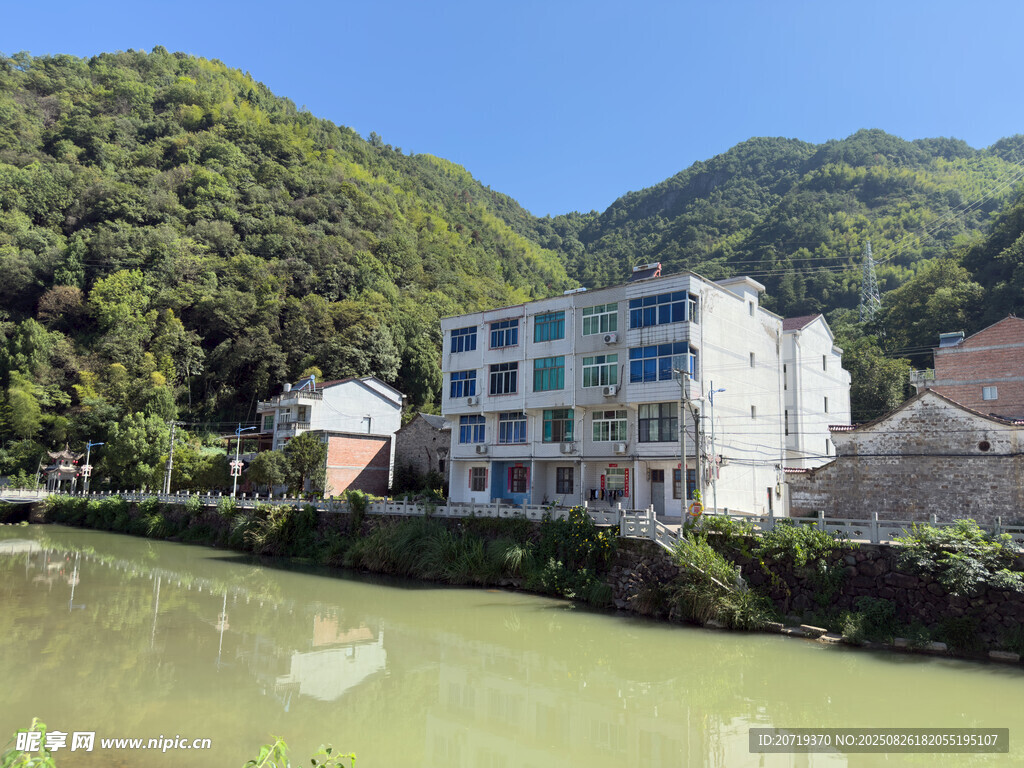 河邊建筑