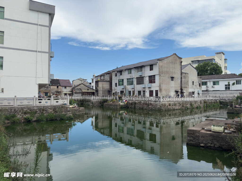 河邊建筑
