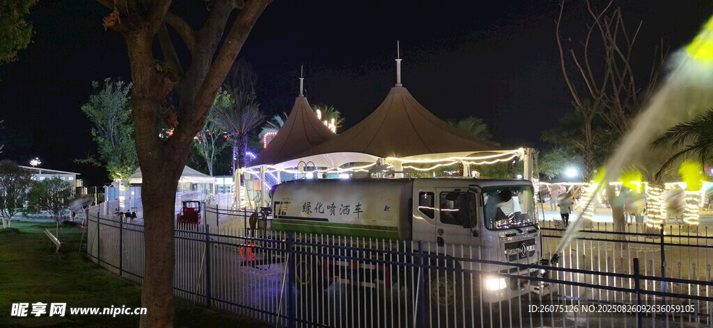 夜晚熱鬧的戶外游樂場景