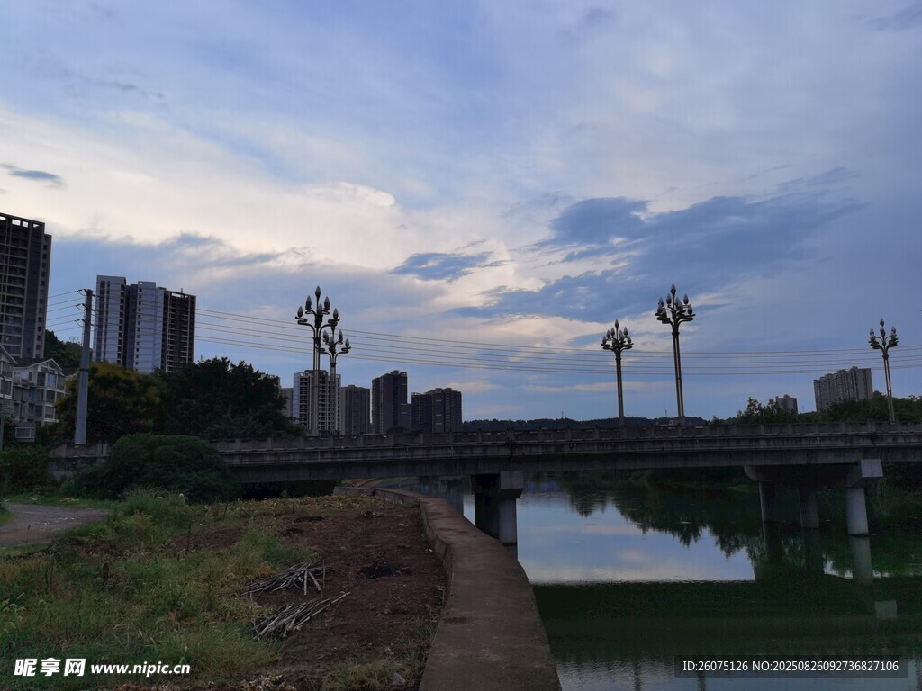 河畔城市風(fēng)光橋映晚霞