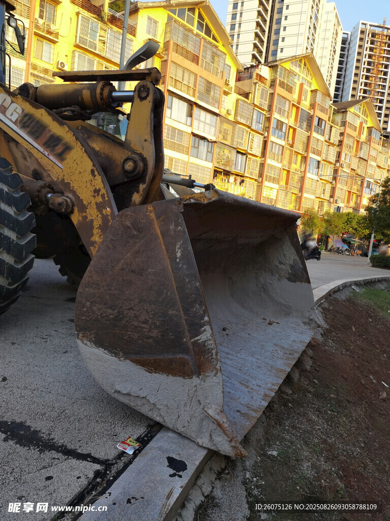 城市道路上的大型裝載機