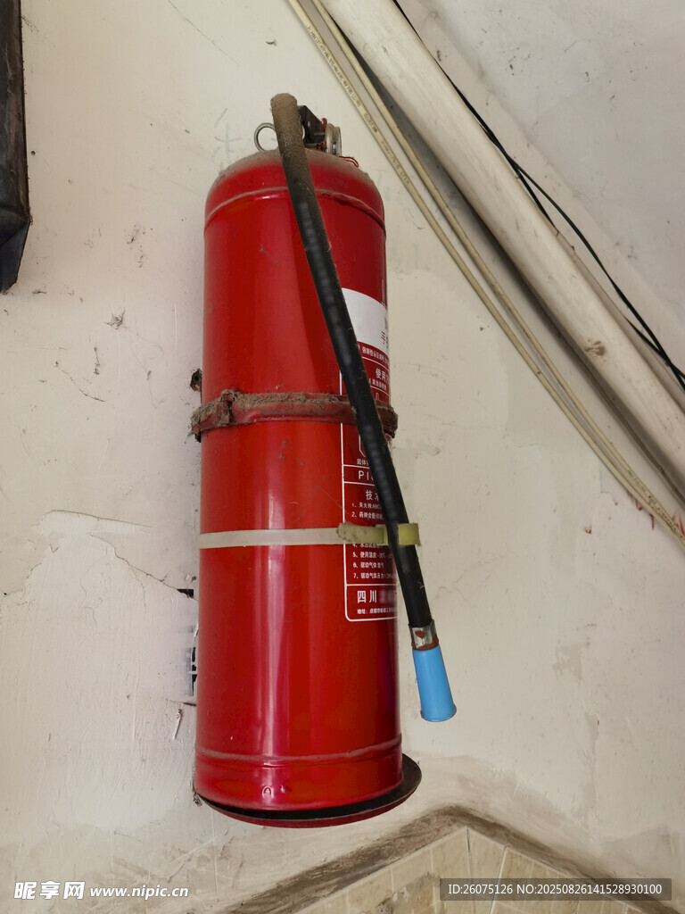 墻上紅色滅火器及配套工具