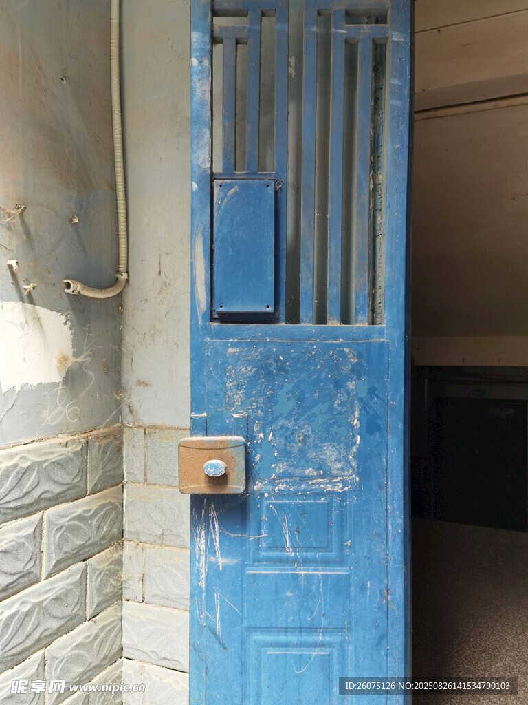 老舊藍色鐵門